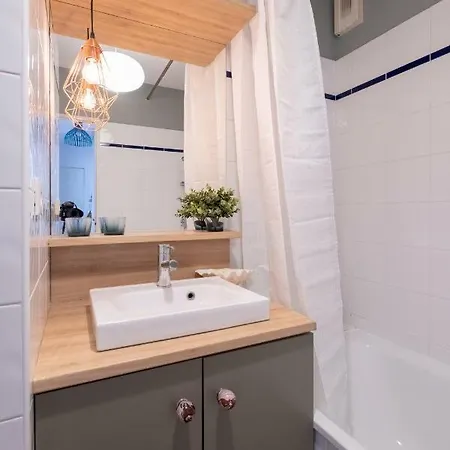 Апартаменты New! Beautiful Flat With With Nice Balcony Saint-Corneille